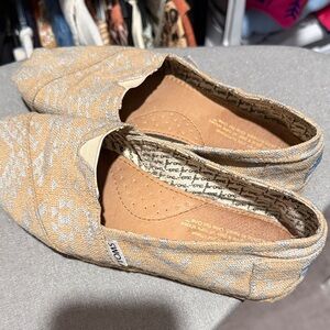 TOMS Women's Beige and Gray Loafers
